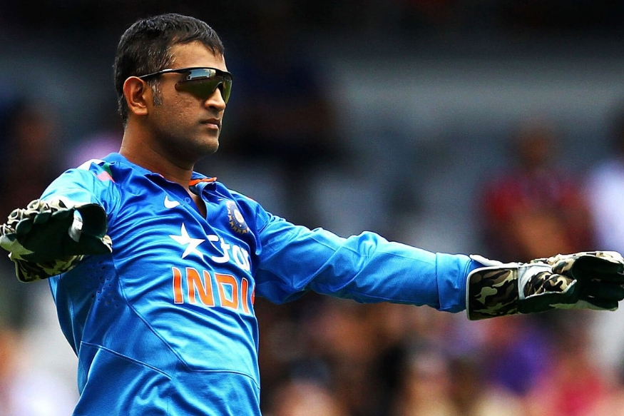 प्रियांका झा- महेंद्र सिंग धोनीच्या बायोपिकमध्ये प्रियांका झा नावाच्या मुलीचा उल्लेखही केला आहे. सिनेमात प्रियांकाची व्यक्तिरेखा दिशा पाटनीने साकारली होती. धोनी जेव्हा क्रिकेटचा सामना खेळण्यासाठी परदेशात गेला होता तेव्हा प्रियांकाचा भारतात अपघाती मृत्यू झाला होता.