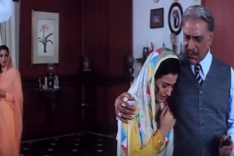 गदर (2001)- बंटवारे के वक्त हम लोगों ने आपको 65 हजार रुपए दिए थे, तब जाकर आपके सिर पर तिरपाल आई थी, बरसात से बचने की हैसियत नहीं और गोली-बारी की बात कर रहे हैं आप लोग। गदर (2001)- बंटवारे के वक्त हम लोगों ने आपको 65 हजार रुपए दिए थे, तब जाकर आपके सिर पर तिरपाल आई थी, बरसात से बचने की हैसियत नहीं और गोली-बारी की बात कर रहे हैं आप लोग।