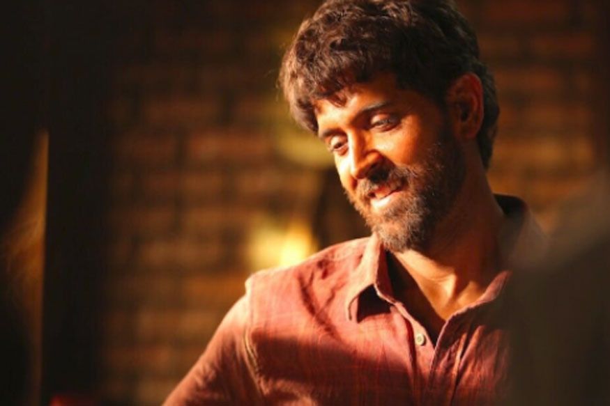 Super 30 : हृतिकनं साकारलाय सायकलवरून पापड विकणारा 'हा' शिक्षक