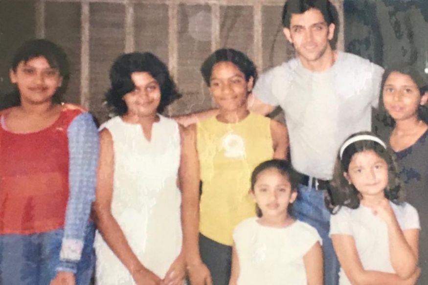 हृतिक रोशनसोबत असलेल्या 'या' प्रसिद्ध अभिनेत्रीला ओळखलं का?