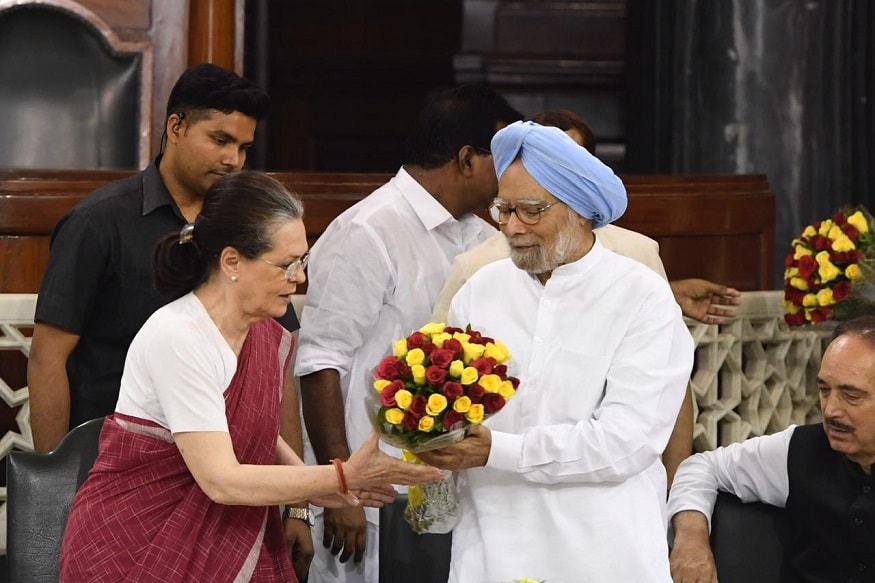 संसदीय दलाच्या बैठकीला काँग्रेसचे अध्यक्ष राहुल गांधी, माजी पंतप्रधान मनमोहन सिंग, आनंद शर्मा यांच्यासह काही महत्त्वाचे नेते देखील हजर होते. संसदीय दलाच्या बैठकीला काँग्रेसचे अध्यक्ष राहुल गांधी, माजी पंतप्रधान मनमोहन सिंग, आनंद शर्मा यांच्यासह काही महत्त्वाचे नेते देखील हजर होते.