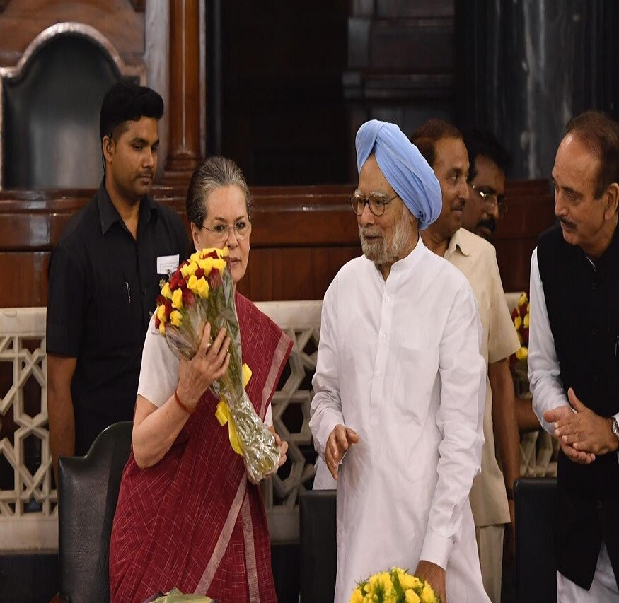 भाजपविरोधात काँग्रेसचे 52 खासदार लढा देतील. आम्ही दोन मिनिटामध्ये भाजपला हरवू असं देखील राहुल गांधी यांनी आपल्या ट्विटमध्ये म्हटलं आहे. यावेळी त्यांनी काँग्रेसचे कार्यकर्ते आणि मतदारांचे आभार व्यक्त केले. भाजपविरोधात काँग्रेसचे 52 खासदार लढा देतील. आम्ही दोन मिनिटामध्ये भाजपला हरवू असं देखील राहुल गांधी यांनी आपल्या ट्विटमध्ये म्हटलं आहे. यावेळी त्यांनी काँग्रेसचे कार्यकर्ते आणि मतदारांचे आभार व्यक्त केले.