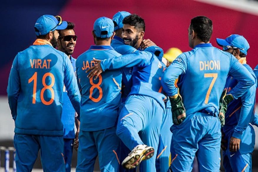 ICC Cricket World Cup 2019 दक्षिण आफ्रिकेनंतर, भारतानं कांगारुंची शिकार केली, त्यामुळं वर्ल्ड कपचा प्रबळ दावेदार असलेला भारतीय संघ सध्या विजय घौडदौडीवर आहे. ऑस्ट्रेलियाविरोधात झालेल्या सामन्यात भारतानं ऑस्ट्रेलियावर वर्चस्व गाजवत 36 धावांनी आपला दुसरा विजय मिळवला. याआधी भारत आणि ऑस्ट्रेलिया 4 वेळा एकमेकांविरोधात भिडत आहेत. यात ज्या संघाना विजय मिळला आहे, तो संघ जगज्जेता झाला आहे. ICC Cricket World Cup 2019 दक्षिण आफ्रिकेनंतर, भारतानं कांगारुंची शिकार केली, त्यामुळं वर्ल्ड कपचा प्रबळ दावेदार असलेला भारतीय संघ सध्या विजय घौडदौडीवर आहे. ऑस्ट्रेलियाविरोधात झालेल्या सामन्यात भारतानं ऑस्ट्रेलियावर वर्चस्व गाजवत 36 धावांनी आपला दुसरा विजय मिळवला. याआधी भारत आणि ऑस्ट्रेलिया 4 वेळा एकमेकांविरोधात भिडत आहेत. यात ज्या संघाना विजय मिळला आहे, तो संघ जगज्जेता झाला आहे.