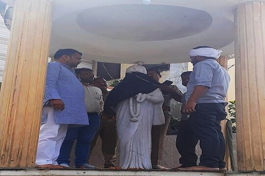 इंदिरा गांधींच्या पुतळ्याला घातला बुरखा;  काँग्रेस कार्यकर्ते आक्रमक