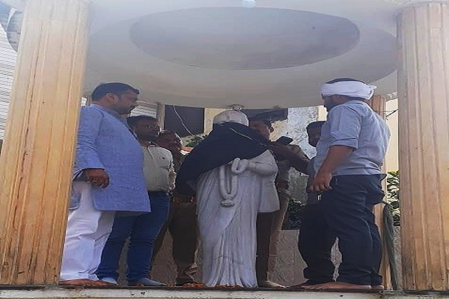 इंदिरा गांधींच्या पुतळ्याला घातला बुरखा; काँग्रेस कार्यकर्ते आक्रमक