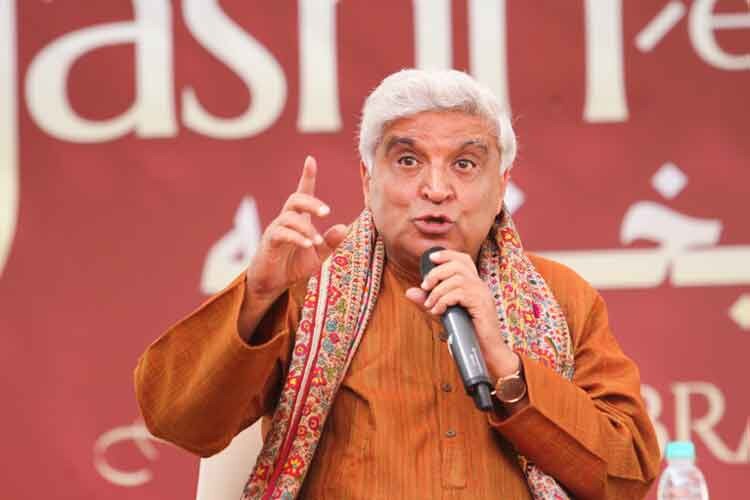 जावेद अख्तर- पाकिस्तानचे पंतप्रधान इम्रान खान यांनी जावेद यांनी ट्विटरवरून सडेतोड उत्तर दिलं होतं. इम्रान दरवेळी हे आम्ही केलं असं तुम्ही कसं बोलू शकता हा प्रश्न विचारतात. यावर जावेद म्हणाले की, ‘जेव्हा मुंबईवर दहशतवादी हल्ला झाला होता. तेव्हा एका पाकिस्तानी सूत्रसंचालकाने हा हल्ला आम्ही केला असं तुम्ही कसं बोलू शकता असा प्रश्न विचारला होता. असे हल्ले कोणताही देश करू शकतो असंही तो म्हणाला होता. यावर मी त्याला म्हटलं की, मी तुम्हाला तीन पर्याय देतो त्यातून तुम्ही एक ठरवा. पहिलं- ब्राझील, दुसरं- स्वीडन- तिसरं- पाकिस्तान.’ जावेद अख्तर- पाकिस्तानचे पंतप्रधान इम्रान खान यांनी जावेद यांनी ट्विटरवरून सडेतोड उत्तर दिलं होतं. इम्रान दरवेळी हे आम्ही केलं असं तुम्ही कसं बोलू शकता हा प्रश्न विचारतात. यावर जावेद म्हणाले की, ‘जेव्हा मुंबईवर दहशतवादी हल्ला झाला होता. तेव्हा एका पाकिस्तानी सूत्रसंचालकाने हा हल्ला आम्ही केला असं तुम्ही कसं बोलू शकता असा प्रश्न विचारला होता. असे हल्ले कोणताही देश करू शकतो असंही तो म्हणाला होता. यावर मी त्याला म्हटलं की, मी तुम्हाला तीन पर्याय देतो त्यातून तुम्ही एक ठरवा. पहिलं- ब्राझील, दुसरं- स्वीडन- तिसरं- पाकिस्तान.’