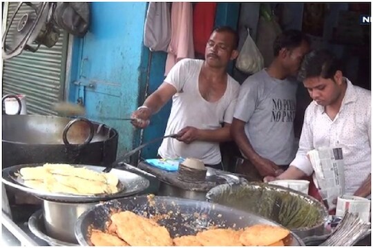 कचोऱ्या विकणारा निघाला करोडपती! त्याची कमाई पाहून तुम्ही व्हाल थक्क