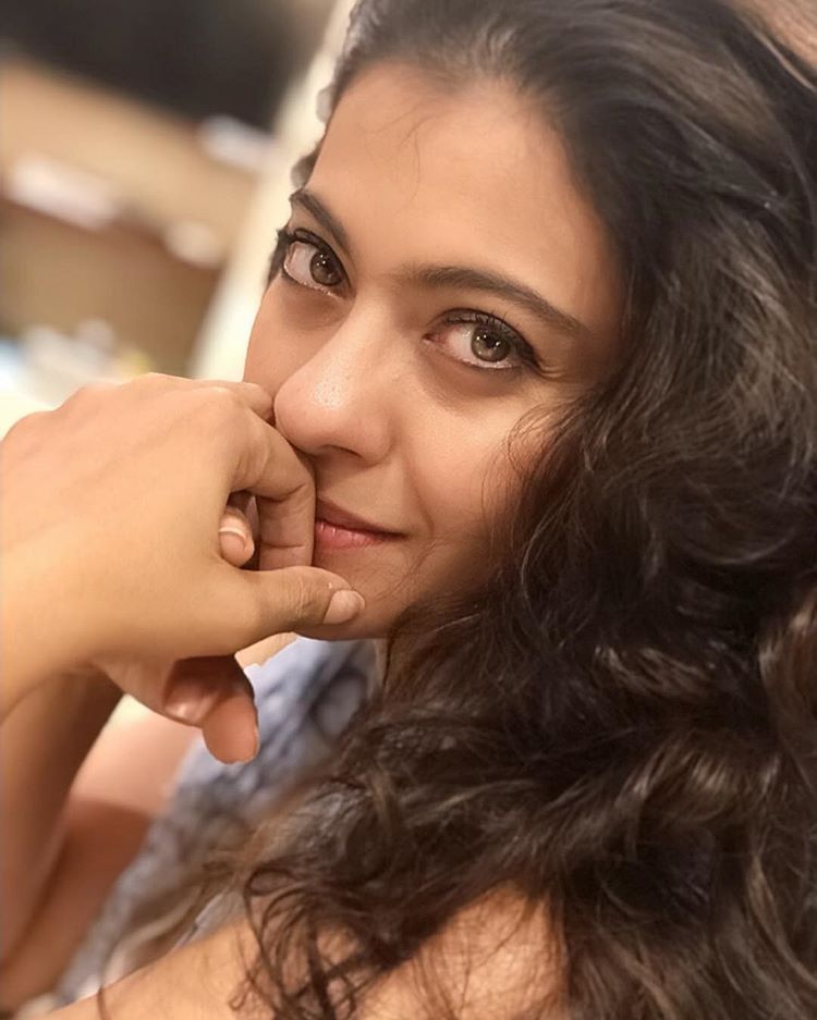 काजोल- आजही काजोलचे दमदार अभिनय असलेले सिनेमे तिचे चाहते आवर्जुन पाहतात. काजोलची एकूण संपत्ती जवळपास १८ दशलक्ष डॉलर एवढी आहे. काजोल- आजही काजोलचे दमदार अभिनय असलेले सिनेमे तिचे चाहते आवर्जुन पाहतात. काजोलची एकूण संपत्ती जवळपास १८ दशलक्ष डॉलर एवढी आहे.