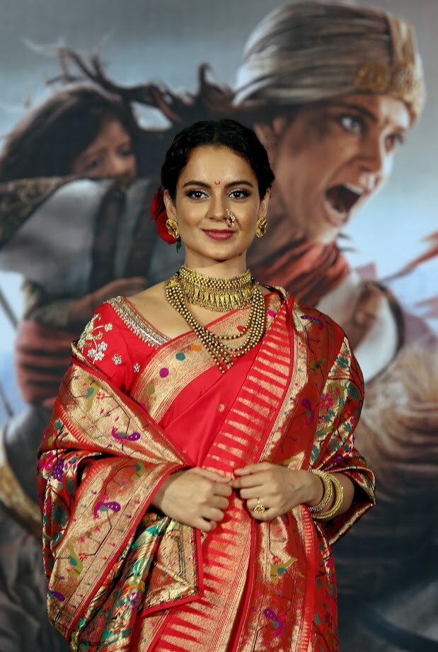 कंगना रणौत- पुलवामा येथे सीआपीएफवर झालेल्या दहशतवादी हल्ल्यात ४० जवान शहीद झाले होते. जैश-ए-मोहम्मद या दहशतवादी संघटनेने या हल्ल्याची जबाबदारी घेतली होती. हल्ल्यानंतर कंगनाने पाकिस्तावर बंदी घालणं हा उपाय नसून त्यांचा नायनाट करणं हाच एक उपाय असल्याचं म्हटलं होतं. कंगना रणौत- पुलवामा येथे सीआपीएफवर झालेल्या दहशतवादी हल्ल्यात ४० जवान शहीद झाले होते. जैश-ए-मोहम्मद या दहशतवादी संघटनेने या हल्ल्याची जबाबदारी घेतली होती. हल्ल्यानंतर कंगनाने पाकिस्तावर बंदी घालणं हा उपाय नसून त्यांचा नायनाट करणं हाच एक उपाय असल्याचं म्हटलं होतं.