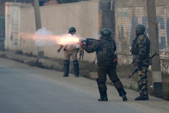 काश्मीरमध्ये CRPFच्या जवानांवर पुन्हा आत्मघातकी हल्ला, 5 जवान शहीद