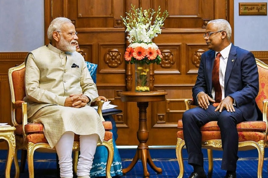 दुसऱ्यांदा पंतप्रधानपदाची शपथ घेतल्यानंतर नरेंद्र मोदींनी पहिला परदेश दौरा मालदीवचा केला. यावेळी त्यांनी मालदीवचे राष्ट्राध्यक्ष मोहम्मद सोलीह यांना बॅट भेट दिली. दुसऱ्यांदा पंतप्रधानपदाची शपथ घेतल्यानंतर नरेंद्र मोदींनी पहिला परदेश दौरा मालदीवचा केला. यावेळी त्यांनी मालदीवचे राष्ट्राध्यक्ष मोहम्मद सोलीह यांना बॅट भेट दिली.