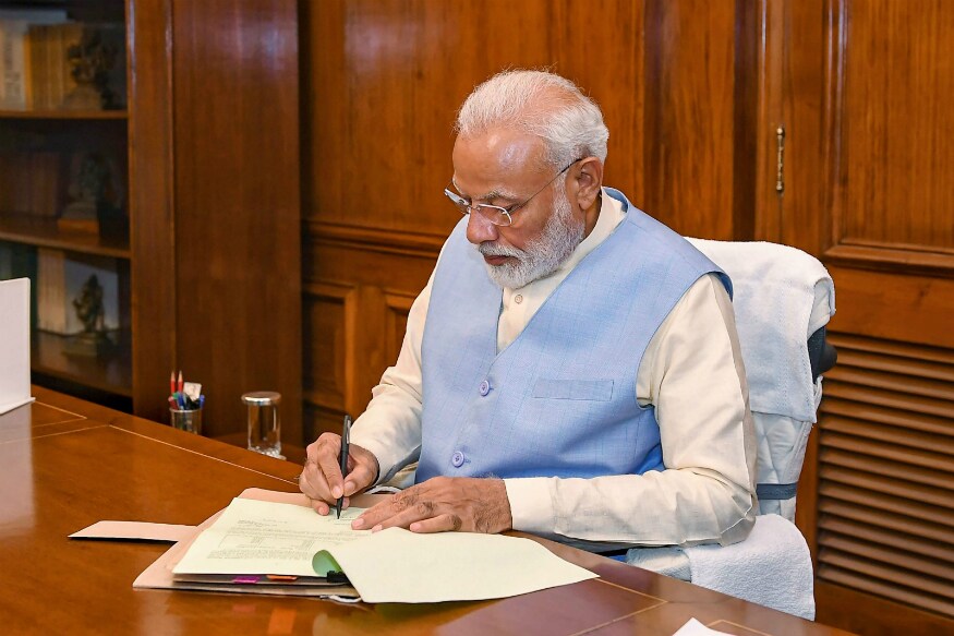 नरेंद्र मोदी : पंतप्रधान नरेंद्र मोदी यांच्या डिग्रीबाबत विरोधकांकडून वारंवार प्रश्नचिन्ह निर्माण करण्यात येते. मात्र विकिपीडियावरील माहितीनुसार, पंतप्रधान नरेंद्र मोदी यांनी 1978 साली स्कूल ऑफ ओपन लर्निंग, दिल्ली विद्यापीठ इथून राज्यशास्त्रात पदवी मिळवली आहे. तसंच पाच वर्षानंतर म्हणजेच 1983 मध्ये गुजरात विद्यापीठातून कला शाखेत मास्टर डिग्री मिळवली आहे. नरेंद्र मोदी : पंतप्रधान नरेंद्र मोदी यांच्या डिग्रीबाबत विरोधकांकडून वारंवार प्रश्नचिन्ह निर्माण करण्यात येते. मात्र विकिपीडियावरील माहितीनुसार, पंतप्रधान नरेंद्र मोदी यांनी 1978 साली स्कूल ऑफ ओपन लर्निंग, दिल्ली विद्यापीठ इथून राज्यशास्त्रात पदवी मिळवली आहे. तसंच पाच वर्षानंतर म्हणजेच 1983 मध्ये गुजरात विद्यापीठातून कला शाखेत मास्टर डिग्री मिळवली आहे.