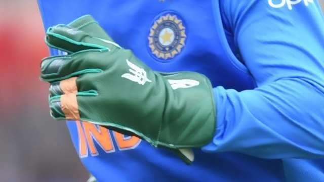 क्रिकेटच्या इतिहासात असा प्रकार कधीच घडला नाही, की कोणत्या खेळाडूनं लष्काराचे चिन्ह सामन्या दरम्यान वापरले असेल. दरम्यान पॅरा कमांडोजच्या सदस्यांना हे चिन्ह वापरण्याची परवानगी मिळते. क्रिकेटच्या इतिहासात असा प्रकार कधीच घडला नाही, की कोणत्या खेळाडूनं लष्काराचे चिन्ह सामन्या दरम्यान वापरले असेल. दरम्यान पॅरा कमांडोजच्या सदस्यांना हे चिन्ह वापरण्याची परवानगी मिळते.