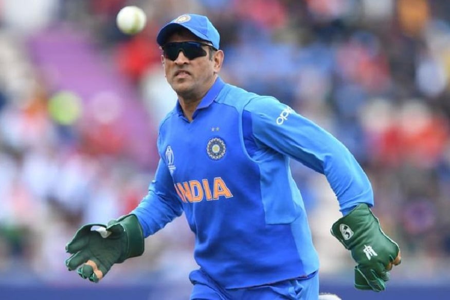 भारताचा क्रिकेटपटू महेंद्रसिंग धोनी ICC Cricket World Cup वेळी अडचणीत आला आहे. त्याने दक्षिण आफ्रिकेविरुद्ध खेळताना घातलेल्या ग्लोव्हजवर असलेलं चिन्ह आयसीसीनं हटवायला सांगितलं आहेत. भारताचा क्रिकेटपटू महेंद्रसिंग धोनी ICC Cricket World Cup वेळी अडचणीत आला आहे. त्याने दक्षिण आफ्रिकेविरुद्ध खेळताना घातलेल्या ग्लोव्हजवर असलेलं चिन्ह आयसीसीनं हटवायला सांगितलं आहेत.