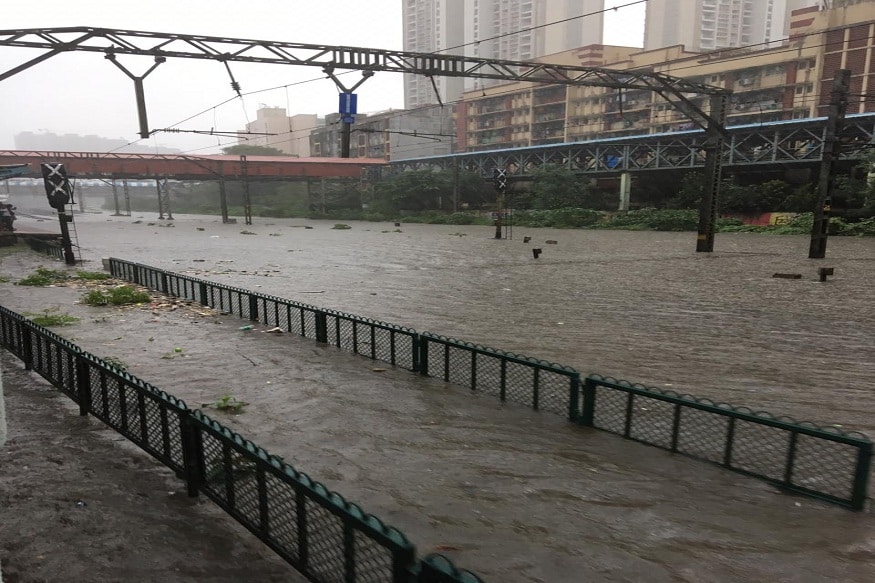 मध्य रेल्वेच्या कांजूर मार्ग ते भांडूप या स्थानकादरम्यान रेल्वे ट्रॅकवर पाणी साचलं आहे. त्याचा परिणाम हा रेल्वे सेवेवर झाला असून अप आणि डाऊन दिशेवरील वाहतूक ही उशिरानं आहे. मध्य रेल्वेच्या कांजूर मार्ग ते भांडूप या स्थानकादरम्यान रेल्वे ट्रॅकवर पाणी साचलं आहे. त्याचा परिणाम हा रेल्वे सेवेवर झाला असून अप आणि डाऊन दिशेवरील वाहतूक ही उशिरानं आहे.
