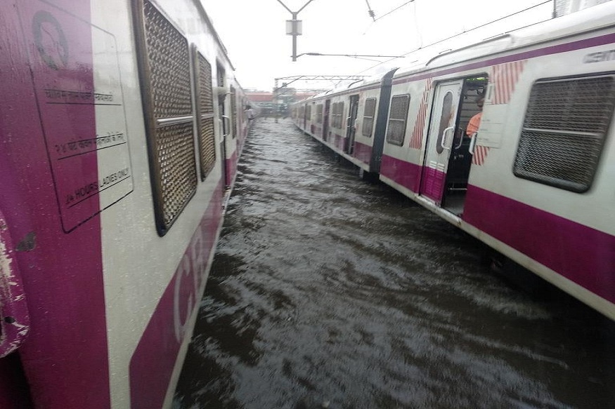 रेल्वे ट्रॅकवर पाणी साचल्यानं अनेक मुंबईकर हे ट्रेनमध्ये अडकून पडले आहेत. शिवाय, एक्सप्रेस गाड्यांचा देखील खोळंबा झाला आहे. रेल्वे ट्रॅकवर पाणी साचल्यानं अनेक मुंबईकर हे ट्रेनमध्ये अडकून पडले आहेत. शिवाय, एक्सप्रेस गाड्यांचा देखील खोळंबा झाला आहे.