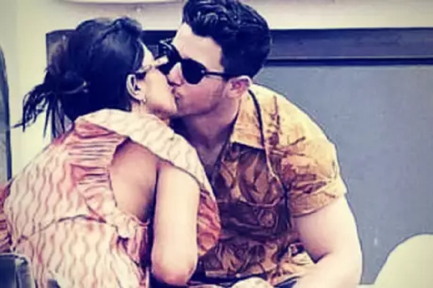 बोटीवर प्रियांकाने निक जोनसला सर्वांसमोर केलं KISS, PHOTO VIRAL