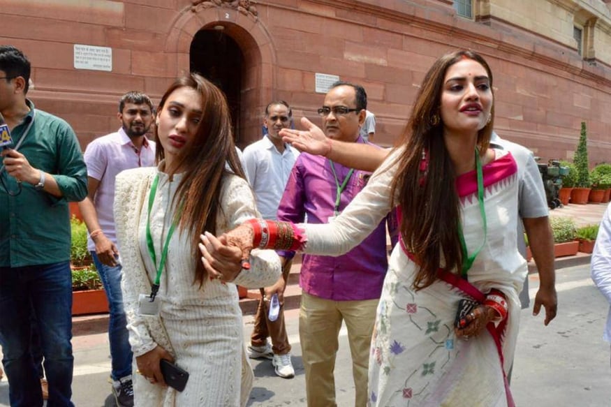 नुसरत जहांने व्यावसायिक निखिल जैनशी १९ जूनला तुर्कीतील बोडरम सिटीमध्ये लग्न केलं. लग्नामुळे नुसरत संसदेतील पहिल्या दिवसाच्या शपथविधी सत्रात उपस्थित राहू शकली नव्हती. नुसरत जहांने व्यावसायिक निखिल जैनशी १९ जूनला तुर्कीतील बोडरम सिटीमध्ये लग्न केलं. लग्नामुळे नुसरत संसदेतील पहिल्या दिवसाच्या शपथविधी सत्रात उपस्थित राहू शकली नव्हती.