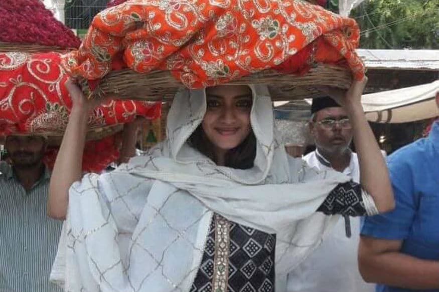 राजकारणात येण्यापुर्वी नुसरतने मॉडेलिंग आणि अभिनयात आपलं नाणं खणखणीत वाजवलं. ८ जानेवारी १९९० मध्ये कोलकत्यात जन्मलेली नुसरत ही बंगाली सिनेसृष्टीतील सर्वात सुंदर अभिनेत्रींपैकी एक आहे. राजकारणात येण्यापुर्वी नुसरतने मॉडेलिंग आणि अभिनयात आपलं नाणं खणखणीत वाजवलं. ८ जानेवारी १९९० मध्ये कोलकत्यात जन्मलेली नुसरत ही बंगाली सिनेसृष्टीतील सर्वात सुंदर अभिनेत्रींपैकी एक आहे.