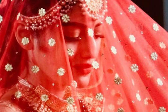 नुसरतने आपल्या लग्नात प्रसिद्ध फॅशन डिझायनर सब्यसाची मुखर्जीने डिझाइन केलेला लेहंगा घातला होता. तर निखीलने सब्यसानेच डिझाइन केलेली शेरवानी घातली होती.