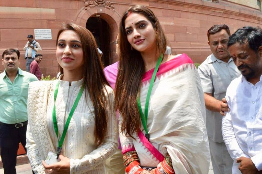 ममता बॅनर्जी यांच्या तृणमूल काँग्रेसच्या नुसरतने १७ व्या लोकसभा निवडणूक जिंकून पहिल्यांदा खासदार झाली. यावेळी नुसरतसोबत बंगाली अभिनेत्री मिमी चक्रवर्तीनेही मंगळवारी संसदेत जाऊन शपथ घेतली. ममता बॅनर्जी यांच्या तृणमूल काँग्रेसच्या नुसरतने १७ व्या लोकसभा निवडणूक जिंकून पहिल्यांदा खासदार झाली. यावेळी नुसरतसोबत बंगाली अभिनेत्री मिमी चक्रवर्तीनेही मंगळवारी संसदेत जाऊन शपथ घेतली.