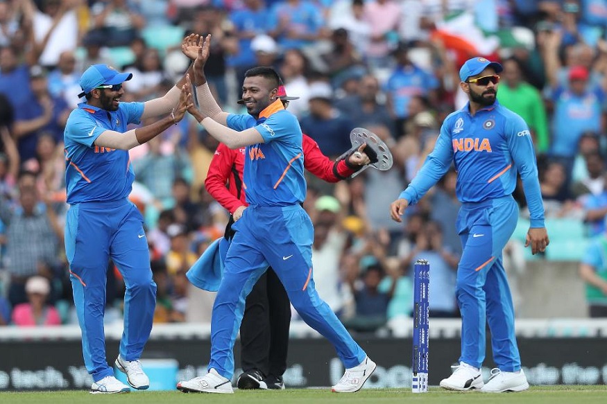 भारत-पाकिस्तान यांच्यात झालेल्या महामुकाबल्यात भारतीय संघानं पाकिस्तानला तब्बल 7 वेळा धूळ चारत, आपल्या नावावर ऐतिहासिक नोंद केली. या सामन्यात बॉलीवूड अभिनेते आणि अभिनेत्री यांनी भारतीय संघाला सपोर्ट करण्यासाठी मॅंचेस्टरच्या ओल्ड ट्रैफर्ड मैदानावर हजेरी लावली होती.