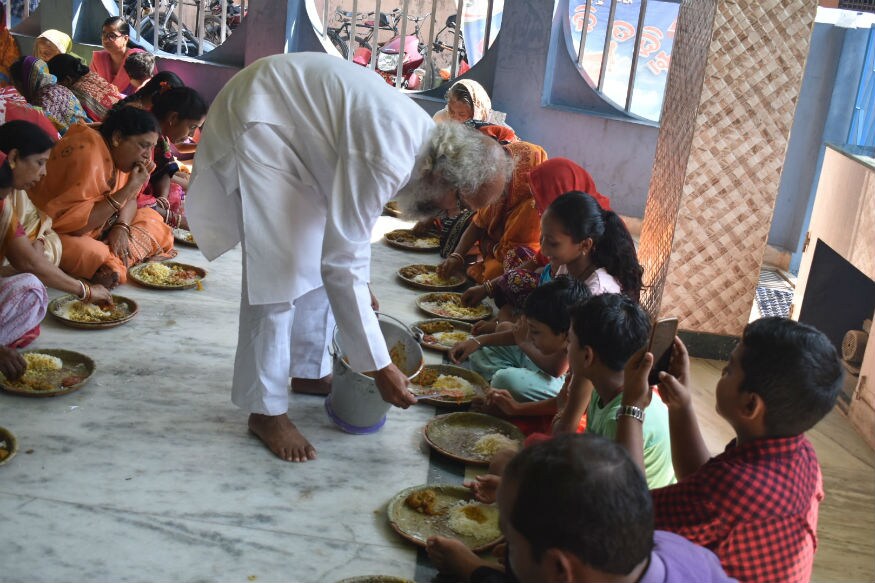 एकीकडे अनेक खासदार पक्षाध्यक्षांकडून येणाऱ्या त्या फोनची आतुरतेने वाट पाहात असतात, तर दुसरीकडे हे खासदार महाशय मात्र आपल्या दैनंदिन कामात व्यग्र होते आणि तेही आपला मोबाईल सायलेंट मोडवर टाकून... एकीकडे अनेक खासदार पक्षाध्यक्षांकडून येणाऱ्या त्या फोनची आतुरतेने वाट पाहात असतात, तर दुसरीकडे हे खासदार महाशय मात्र आपल्या दैनंदिन कामात व्यग्र होते आणि तेही आपला मोबाईल सायलेंट मोडवर टाकून...