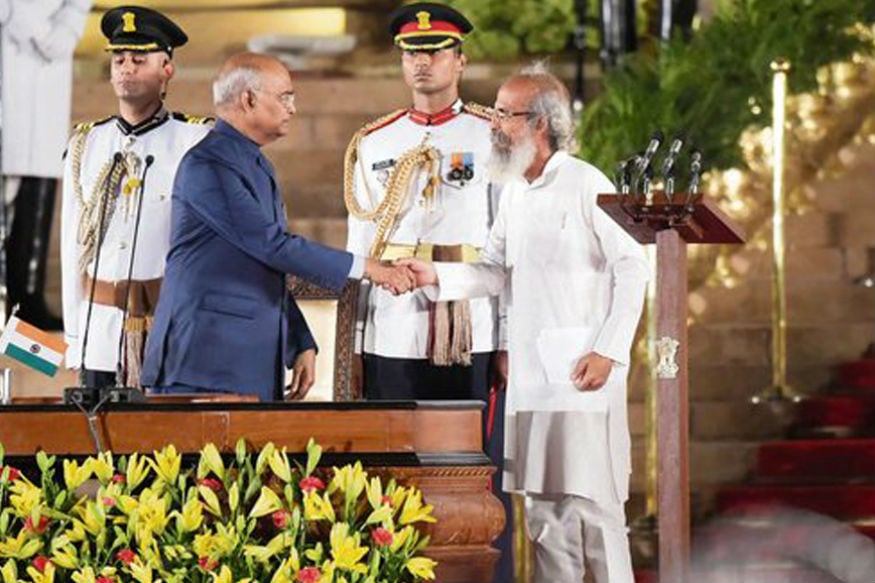 शपथ घ्यायला मी कशाला बरोबर येऊ? असंही त्यांनी विचारलं म्हणे. तुम्हीच मंत्री होणार आहात. तुम्हालाही शपथ घ्यायची आहे, असं सांगितलं तेव्हा त्यांना उलगडा झाला. शपथ घ्यायला मी कशाला बरोबर येऊ? असंही त्यांनी विचारलं म्हणे. तुम्हीच मंत्री होणार आहात. तुम्हालाही शपथ घ्यायची आहे, असं सांगितलं तेव्हा त्यांना उलगडा झाला.