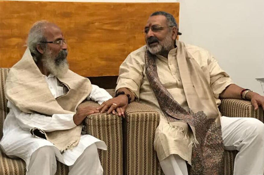 तुमची मंत्रिपदी निवड झाली आहे, हे सांगण्यासाठी त्यांना दिल्लीतून फोन येत होता तेव्हा हे महाशय फोन आपल्या झोळीत टाकून भाजप कार्यालयाच्या आसपास फिरत होते. तुमची मंत्रिपदी निवड झाली आहे, हे सांगण्यासाठी त्यांना दिल्लीतून फोन येत होता तेव्हा हे महाशय फोन आपल्या झोळीत टाकून भाजप कार्यालयाच्या आसपास फिरत होते.
