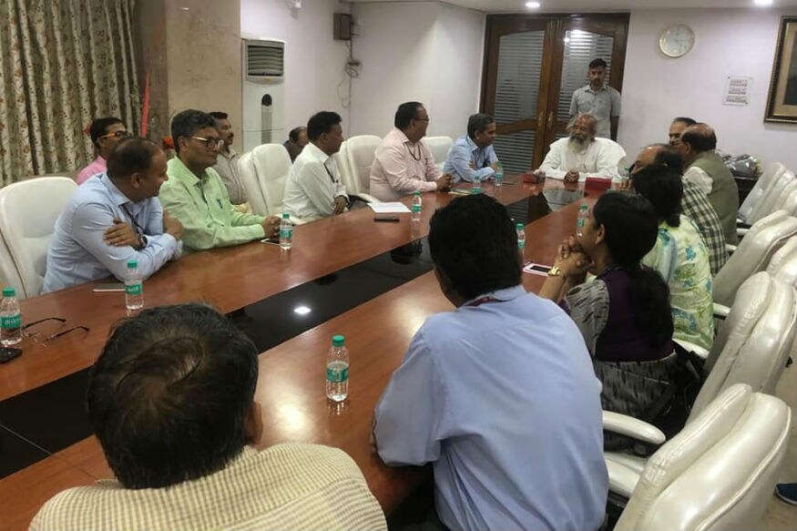 याला अपवाद ठरले हे एक खासदार. जे मंत्री कसे झाले आणि त्यांना शपथविधीपूर्वी दिल्लीला बोलावून घेताना कशी तारांबळ उडाली याची कहाणी आता उघड होते आहे. याला अपवाद ठरले हे एक खासदार. जे मंत्री कसे झाले आणि त्यांना शपथविधीपूर्वी दिल्लीला बोलावून घेताना कशी तारांबळ उडाली याची कहाणी आता उघड होते आहे.