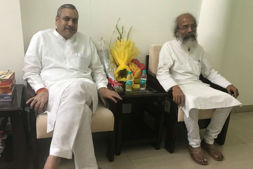 भाजप अध्यक्ष फोनवर आले आणि त्यांनी तातडीने दिल्लीला शपथविधी सोहळ्यासाठी यावं असं सांगितलं. तेव्हाही या नवनिर्वाचित खासदार महाशयांना नेमका अर्थ उमगला नाही. धर्मेंद्र प्रधान यांच्याबरोबर शपथविधी सोहळ्याला हजर व्हा, असं अध्यक्षांनी सांगिलं तेव्हा... भाजप अध्यक्ष फोनवर आले आणि त्यांनी तातडीने दिल्लीला शपथविधी सोहळ्यासाठी यावं असं सांगितलं. तेव्हाही या नवनिर्वाचित खासदार महाशयांना नेमका अर्थ उमगला नाही. धर्मेंद्र प्रधान यांच्याबरोबर शपथविधी सोहळ्याला हजर व्हा, असं अध्यक्षांनी सांगिलं तेव्हा...