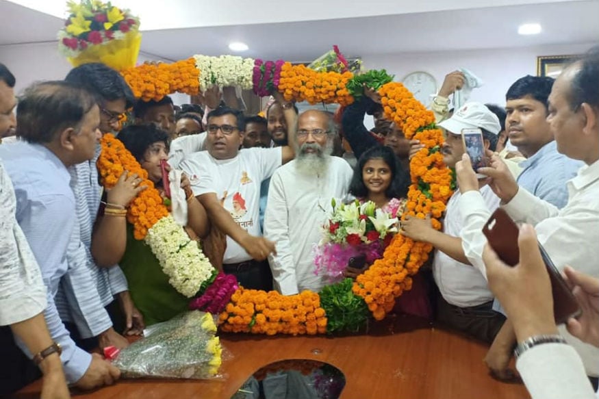 त्यामुळे खासदार म्हणून विजयी झाल्यानंतर अनेक खासदारांच्या मनात आपल्याला आता पक्षाध्यक्षांच्या वतीने फोन कॉल यावा असं वाटत असणार यात शंका नाही. पण... त्यामुळे खासदार म्हणून विजयी झाल्यानंतर अनेक खासदारांच्या मनात आपल्याला आता पक्षाध्यक्षांच्या वतीने फोन कॉल यावा असं वाटत असणार यात शंका नाही. पण...