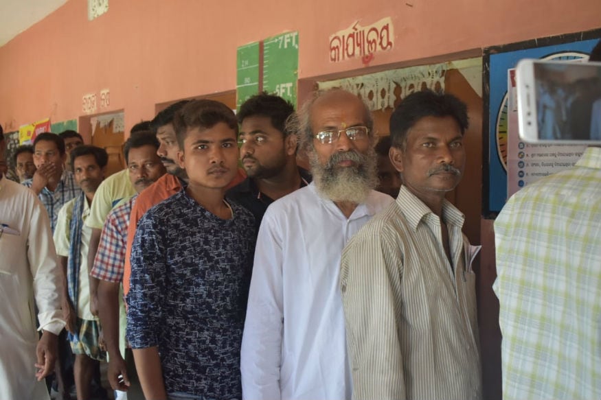 मंत्रिपदाच्या शर्यतीत NDA च्या 353 खासदारांपैकी कुणाची वर्णी लागणार याची माहिती अखेरपर्यंत उघड झालेली नव्हती. शपथविधी जाहीर झाल्यानंतरही कुणाला मंत्रिपद मिळणार हे उघड झालेलं नव्हतं. मंत्रिपदाच्या शर्यतीत NDA च्या 353 खासदारांपैकी कुणाची वर्णी लागणार याची माहिती अखेरपर्यंत उघड झालेली नव्हती. शपथविधी जाहीर झाल्यानंतरही कुणाला मंत्रिपद मिळणार हे उघड झालेलं नव्हतं.