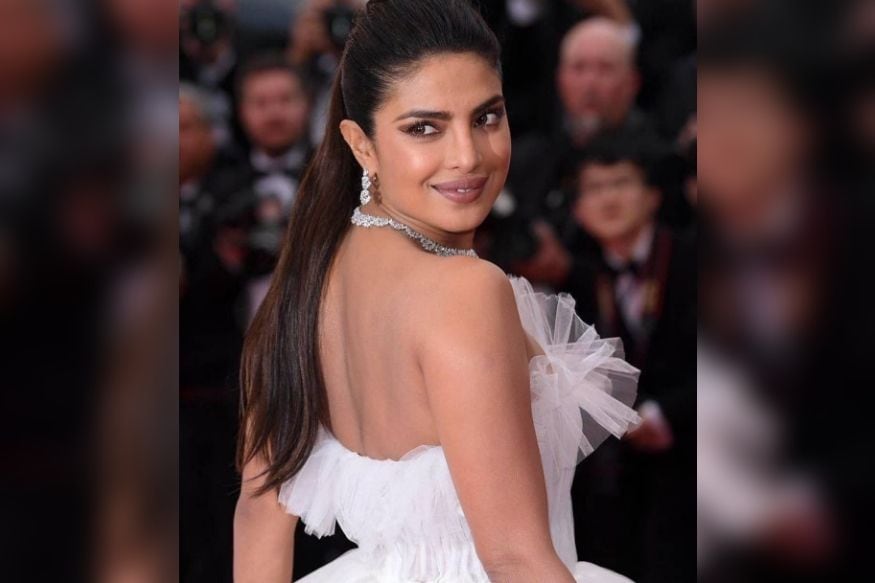 प्रियांका चोप्रा मागच्या काही दिवसांपासून ग्रामी अवॉर्ड सोहळ्यात घातलेल्या ड्रेसमुळे चर्चेत आहे. बॉलिवूडच्या देसी गर्लपासून ते जोनस कुटुंबातील सदस्य होण्यापर्यंतचा प्रियांकाचा प्रवास थक्क करणारा आहे. जगभरात अनेक मुलींसाठी आज प्रियांका एक आयकॉन आहे. प्रियांका सध्या तिच्या करिअरसोबत संसारही एन्जॉय करत आहे. प्रियांका चोप्रा मागच्या काही दिवसांपासून ग्रामी अवॉर्ड सोहळ्यात घातलेल्या ड्रेसमुळे चर्चेत आहे. बॉलिवूडच्या देसी गर्लपासून ते जोनस कुटुंबातील सदस्य होण्यापर्यंतचा प्रियांकाचा प्रवास थक्क करणारा आहे. जगभरात अनेक मुलींसाठी आज प्रियांका एक आयकॉन आहे. प्रियांका सध्या तिच्या करिअरसोबत संसारही एन्जॉय करत आहे.