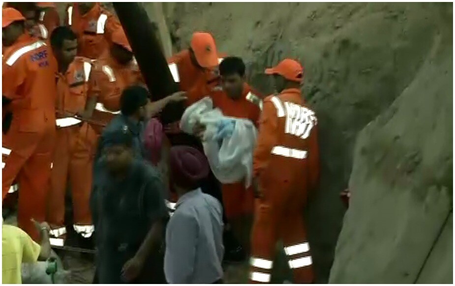 रेस्क्यू ऑपरेशन करताना फतेहवीरला ऑक्सीजन पुरवण्यात यश आलं होतं. पण त्याच्यापर्यंत जेवन आणि पाणी पोहचवता आलं नाही. त्यामुळे 2 वर्षाच्या चिमुकल्याचा मृत्यू झाला आहे. रेस्क्यू ऑपरेशन करताना फतेहवीरला ऑक्सीजन पुरवण्यात यश आलं होतं. पण त्याच्यापर्यंत जेवन आणि पाणी पोहचवता आलं नाही. त्यामुळे 2 वर्षाच्या चिमुकल्याचा मृत्यू झाला आहे.
