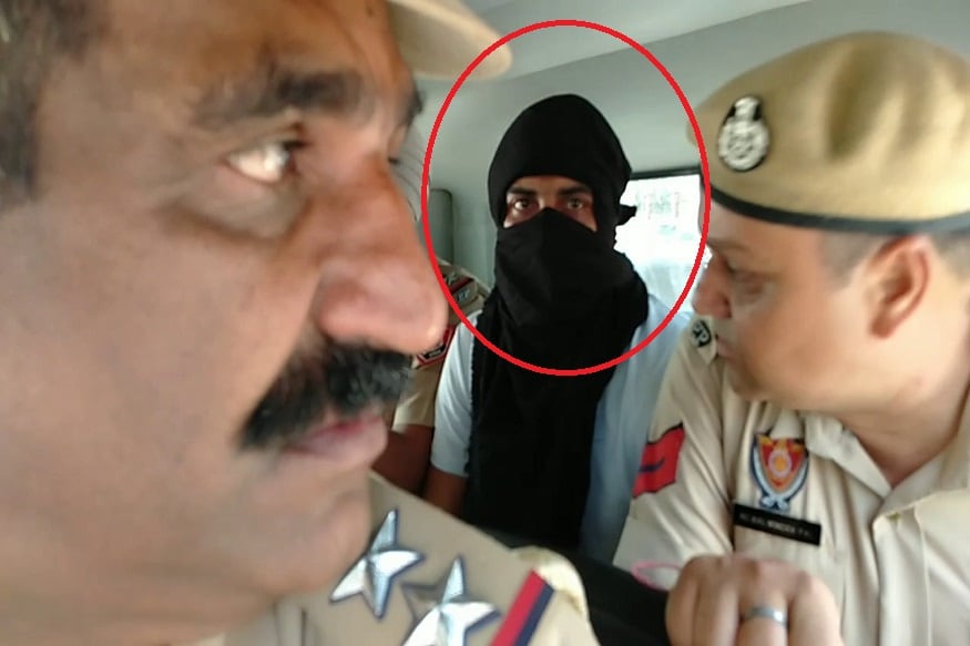 हरियाणा पोलिसांनी अक्षय पैलवान या 19 वर्षाच्या गुंडाला अटक केली आहे. अक्षयवर 15 पेक्षा जास्त खूनाचे गुन्हे, तसंच 20 पेक्षा जास्त घरफोड्यांचे गुन्हे दाखल आहेत. हरियाणा पोलिसांनी अक्षय पैलवान या 19 वर्षाच्या गुंडाला अटक केली आहे. अक्षयवर 15 पेक्षा जास्त खूनाचे गुन्हे, तसंच 20 पेक्षा जास्त घरफोड्यांचे गुन्हे दाखल आहेत.