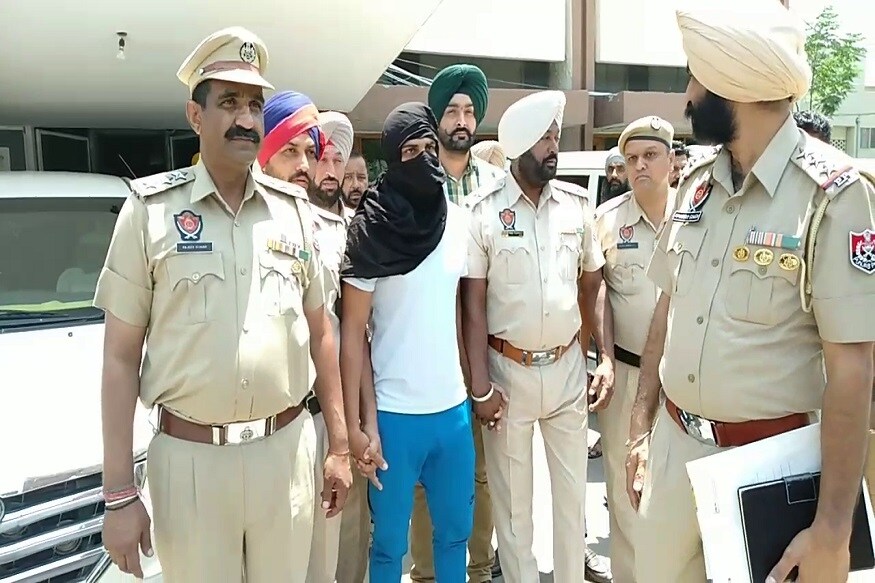 वयाच्या 15व्या वर्षी अक्षय कुमारनं पहिला खून केला होता. हरियाणा आणि पंजाबसह काही राज्यांमध्ये अक्षयची दहशत होती. वयाच्या 15व्या वर्षी अक्षय कुमारनं पहिला खून केला होता. हरियाणा आणि पंजाबसह काही राज्यांमध्ये अक्षयची दहशत होती.