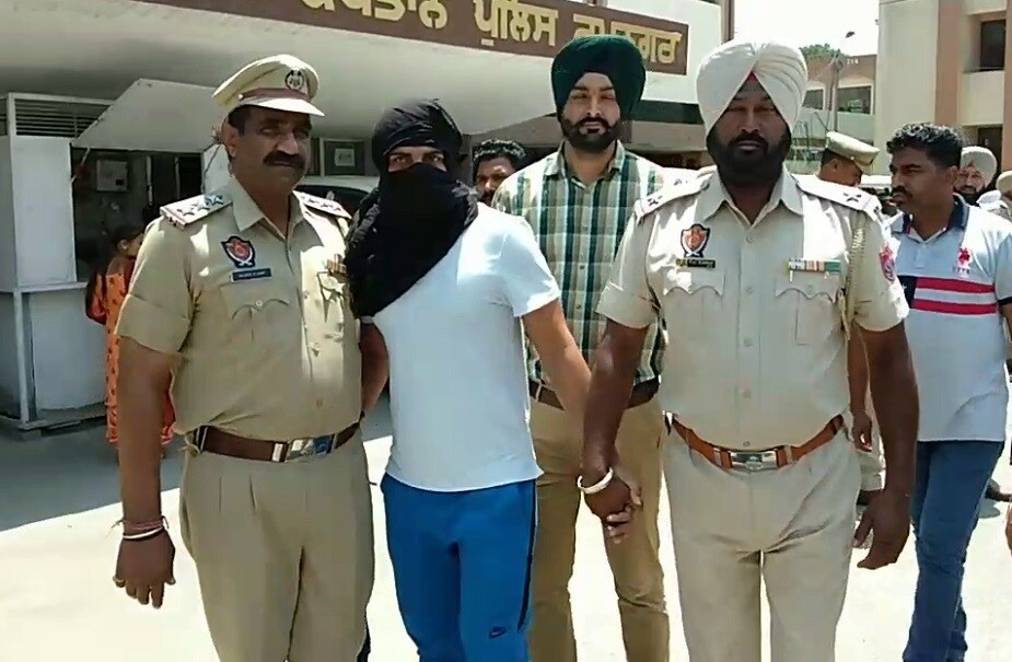 अक्षयला अटक करण्यासाठी हरियाणा पोलीस मागील अनेक दिवसांपासून प्रयत्नशील होते. अखेर अक्षयला अटक करण्यात आली आहे. अक्षयला अटक करण्यासाठी हरियाणा पोलीस मागील अनेक दिवसांपासून प्रयत्नशील होते. अखेर अक्षयला अटक करण्यात आली आहे.