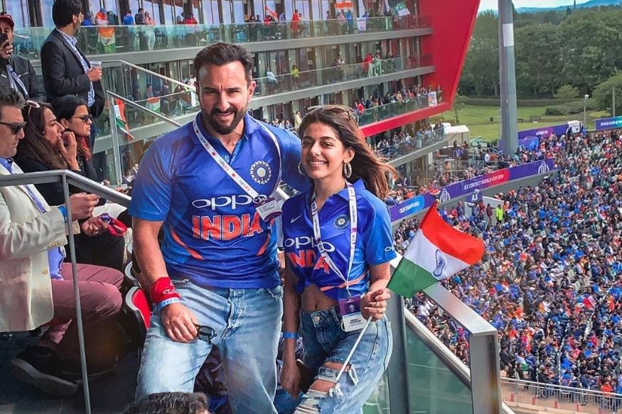 यावेळी बॉलीवूडचा नवाब सैफ अली खान आणि रणवीर सिंह मैदानात उपस्थित होते. सामन्यादरम्यान अभिनेता सैफ अली खानसोबत करिना नाही तर कोणीतरी वेगळीच मुलगी दिसली, त्याच्या आगामी सिनेमामधून डेब्यू करणारी अभिनेत्री आलिया फर्निचरवाला सैफसोबत उपस्थित होती. यावेळी बॉलीवूडचा नवाब सैफ अली खान आणि रणवीर सिंह मैदानात उपस्थित होते. सामन्यादरम्यान अभिनेता सैफ अली खानसोबत करिना नाही तर कोणीतरी वेगळीच मुलगी दिसली, त्याच्या आगामी सिनेमामधून डेब्यू करणारी अभिनेत्री आलिया फर्निचरवाला सैफसोबत उपस्थित होती.