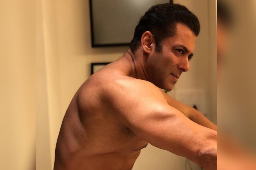 बॉलिवूड अभिनेता सलमान खानचा दबंग 3 हा सिनेमा लवकरच प्रेक्षकांच्या भेटीला येत आहे. या सिनेमात तो 2 अभिनेत्रींसोबत रोमान्स करताना दिसणार आहे. सलमान वयाच्या 54व्या वर्षीही तेवढाच फिट आहे जेवढा तो तिशीमध्ये होता. बॉलिवूड अभिनेता सलमान खानचा दबंग 3 हा सिनेमा लवकरच प्रेक्षकांच्या भेटीला येत आहे. या सिनेमात तो 2 अभिनेत्रींसोबत रोमान्स करताना दिसणार आहे. सलमान वयाच्या 54व्या वर्षीही तेवढाच फिट आहे जेवढा तो तिशीमध्ये होता.