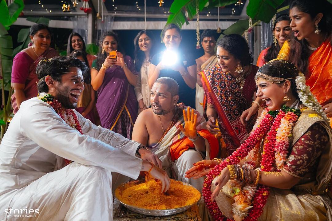 समांथा- नागा चैतन्यः दाक्षिणात्य सुपरस्टार नागार्जुनचा मुलगा नागा चैतन्य आणि टॉलिवूड अभिनेत्री समांथा रुख प्रभु यांनी ७ ऑक्टोबर २०१७ मध्ये गोव्यात लग्न केलं. कित्येक महिने दोघांच्या लग्नाचीच चर्चा होती. या कपलने एकदा हिंदू पद्धतीने तर दुसऱ्यांदा ख्रिश्चन पद्धतीने लग्न केलं. लग्नानंतर त्यांनी हैदराबादमध्ये शाही रिसेप्शनही ठेवलं होतं. मीडिया रिपोर्टनुसार, दोघांच्या लग्नावर सुमारे १० कोटींपर्यंतचा खर्च करण्यात आला होता. समांथा- नागा चैतन्यः दाक्षिणात्य सुपरस्टार नागार्जुनचा मुलगा नागा चैतन्य आणि टॉलिवूड अभिनेत्री समांथा रुख प्रभु यांनी ७ ऑक्टोबर २०१७ मध्ये गोव्यात लग्न केलं. कित्येक महिने दोघांच्या लग्नाचीच चर्चा होती. या कपलने एकदा हिंदू पद्धतीने तर दुसऱ्यांदा ख्रिश्चन पद्धतीने लग्न केलं. लग्नानंतर त्यांनी हैदराबादमध्ये शाही रिसेप्शनही ठेवलं होतं. मीडिया रिपोर्टनुसार, दोघांच्या लग्नावर सुमारे १० कोटींपर्यंतचा खर्च करण्यात आला होता.