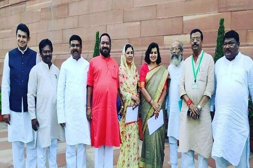 मोदींच्या मंत्रिमंडळातले हे एक सर्वांत चर्चेतलं नाव. ते त्यांच्या साधेपणासाठी प्रसिद्ध आहेत. देशातले सगळ्यांत गरीब खासदार अशीही ओळख त्यांना मिळाली आहे. त्यांनीच एका मुलाखतीत सांगितलेला एक किस्सा.. मोदींच्या मंत्रिमंडळातले हे एक सर्वांत चर्चेतलं नाव. ते त्यांच्या साधेपणासाठी प्रसिद्ध आहेत. देशातले सगळ्यांत गरीब खासदार अशीही ओळख त्यांना मिळाली आहे. त्यांनीच एका मुलाखतीत सांगितलेला एक किस्सा..