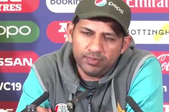 World Cup : पाकच्या कर्णधाराने केली भारतीय चाहत्यांवर टीका