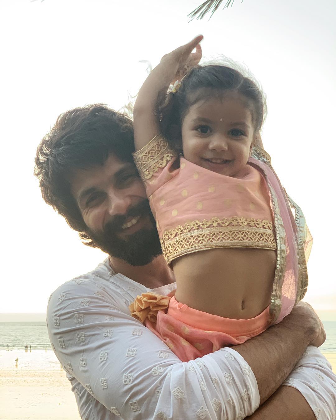 शाहिद कपूर- बॉलिवूड अभिनेता शाहिदने मुलगी मीसा कपूरचा पहिला वाढदिवस लंडनमध्ये साजरा केला. या बर्थडे पार्टीसाठी त्याने पाण्यासारखा पैसा वाहिला होता. शाहिद कपूर- बॉलिवूड अभिनेता शाहिदने मुलगी मीसा कपूरचा पहिला वाढदिवस लंडनमध्ये साजरा केला. या बर्थडे पार्टीसाठी त्याने पाण्यासारखा पैसा वाहिला होता.