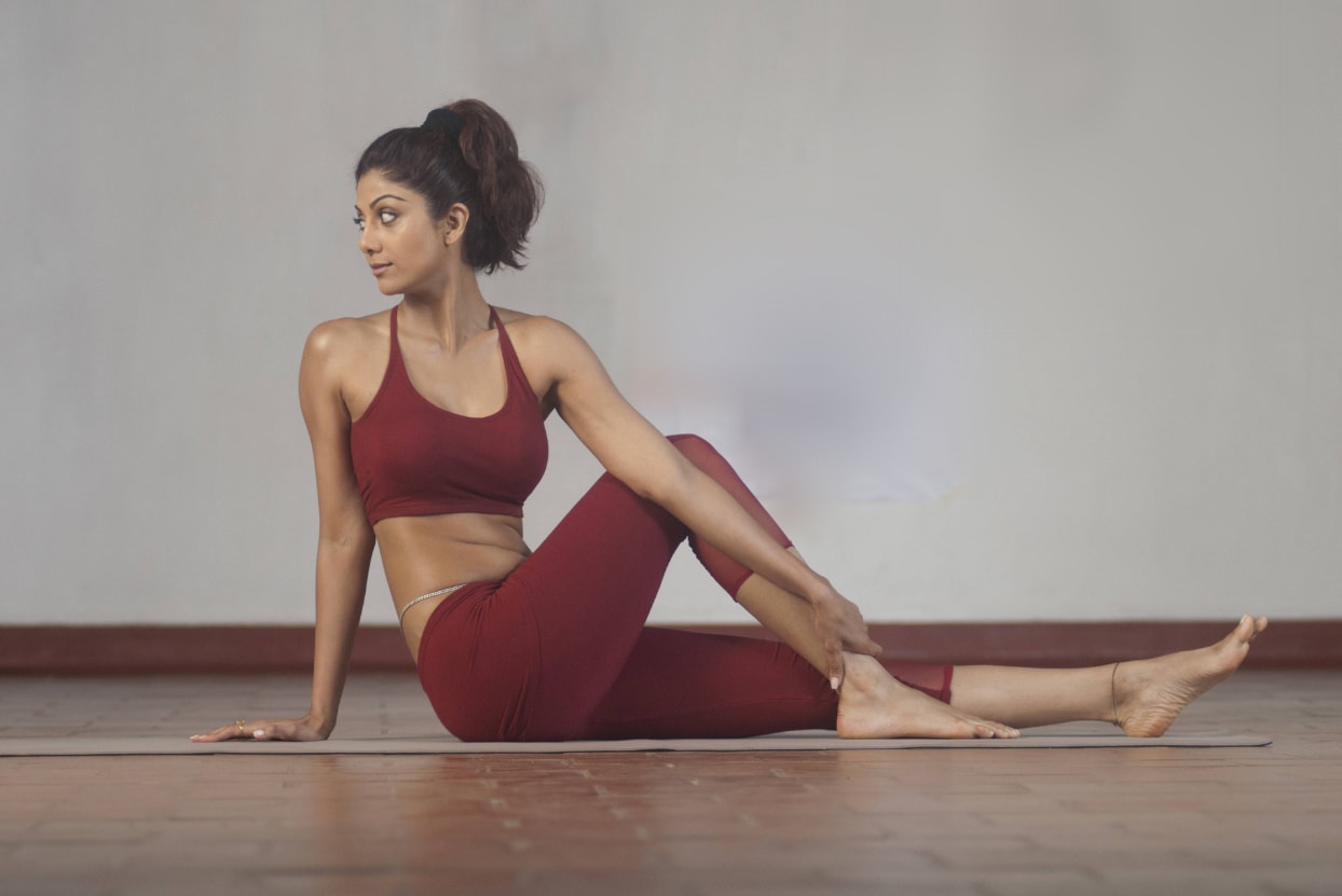 अभिनेत्री शिल्पा शेट्टी बॉलिवूडमधील सर्वात फिट आणि परफेक्ट फिगर असलेली अभिनेत्री आहे. योदग दिवसच्याआधीपासूनच शिल्पा योगबद्दल जागरुकता पसरवत आहे. योग करताना शिल्पाचे अनेक फोटो आणि व्हिडिओ सोशल मीडियावर व्हायरल होत आहेत. अभिनेत्री शिल्पा शेट्टी बॉलिवूडमधील सर्वात फिट आणि परफेक्ट फिगर असलेली अभिनेत्री आहे. योदग दिवसच्याआधीपासूनच शिल्पा योगबद्दल जागरुकता पसरवत आहे. योग करताना शिल्पाचे अनेक फोटो आणि व्हिडिओ सोशल मीडियावर व्हायरल होत आहेत.