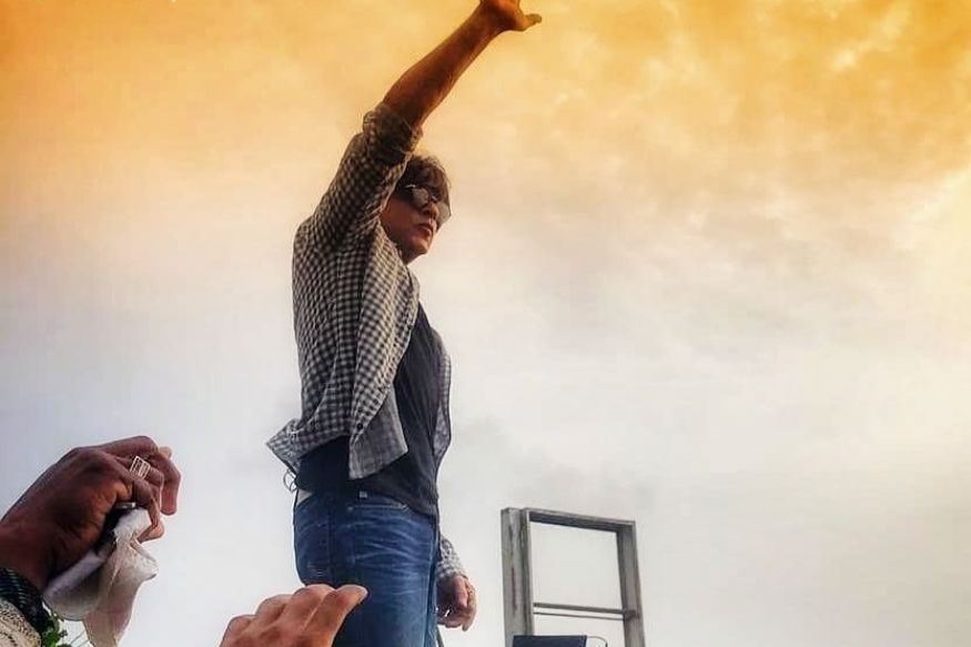 VIDEO- शाहरुख खानने चक्क गाडीच्या छतावर चढूनच चाहत्यांना दिलं सरप्राइज