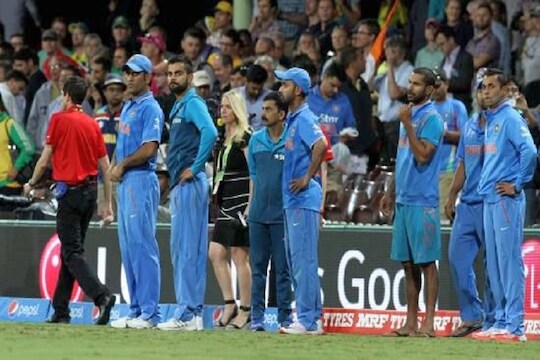 Ind Vs Pak : वर्ल्ड कपमध्ये भारत-पाकिस्तान सामना सुरु होण्याआधी चाहत्यांना मोठा धक्का