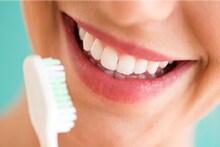 स्वच्छतेकडे दुर्लक्ष केल्यामुळेच दात किडतात; त्यासाठी करा 'हे' उपाय