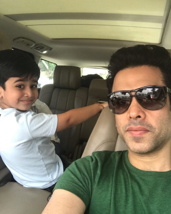 तुषार कपूर- तुषारही सिंगल फादर आहे. त्याच्या मुलाचा लक्ष्यचा जन्मही सरोगसीतून झाला. तुषार अनेकदा त्याच्या मुलासोबतचा फोटो सोशल मीडियावर शेअर करत असतो.