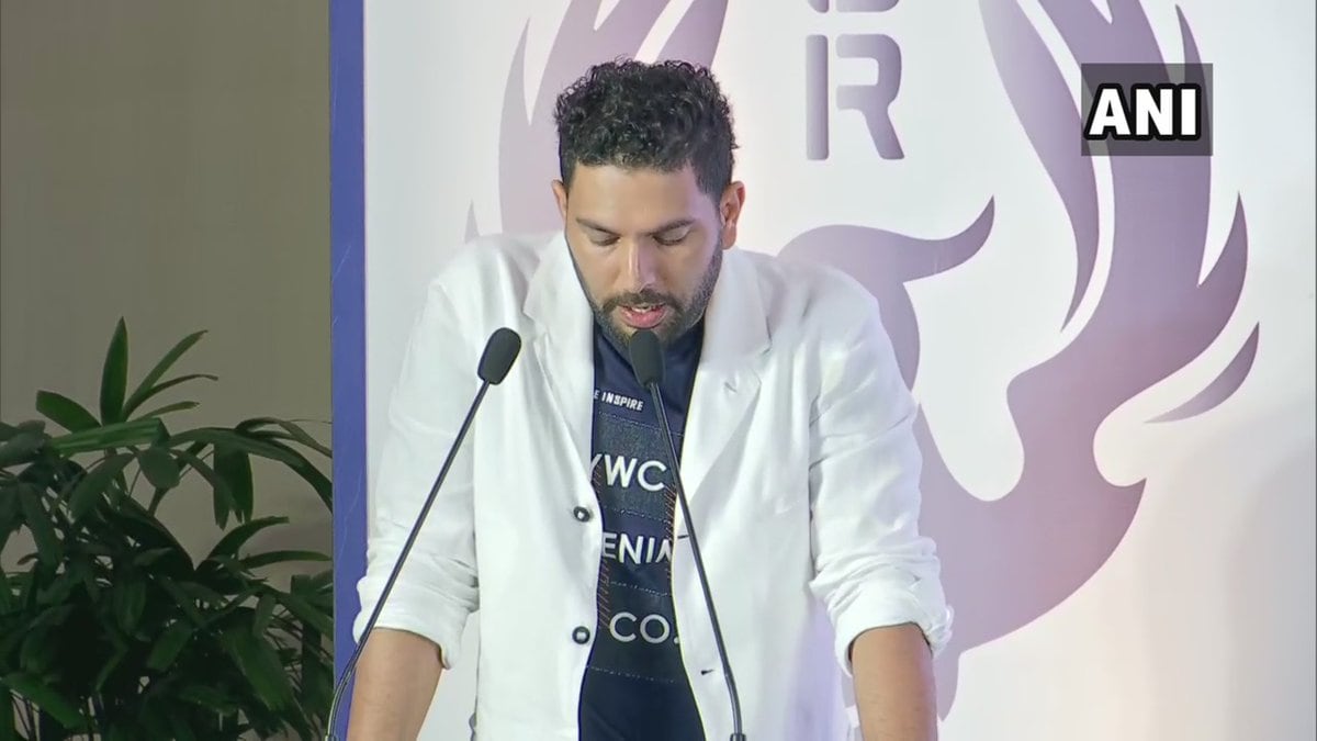 भारतीय संघाचा दिग्गज ऑलराऊंडर युवराज सिंगनं आज आंतरराष्ट्रीय क्रिकेटमधून निवृत्ती घोषित केली. यावेळी युवराजनं, आयुष्यात कोणत्याही आव्हानासमोर न हरता त्यांच्याशी दोन हात केले पाहिजेस असे मत व्यक्त केले. रक्ताच्या उलट्या येत असतानाही 2011च्या वर्ल्ड कपमध्ये तो खेळला आणि भारताला जगज्जेता बनवले. भारतीय संघाचा दिग्गज ऑलराऊंडर युवराज सिंगनं आज आंतरराष्ट्रीय क्रिकेटमधून निवृत्ती घोषित केली. यावेळी युवराजनं, आयुष्यात कोणत्याही आव्हानासमोर न हरता त्यांच्याशी दोन हात केले पाहिजेस असे मत व्यक्त केले. रक्ताच्या उलट्या येत असतानाही 2011च्या वर्ल्ड कपमध्ये तो खेळला आणि भारताला जगज्जेता बनवले.